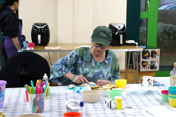 Showing a tenant taking part in an air-fryer cooking course